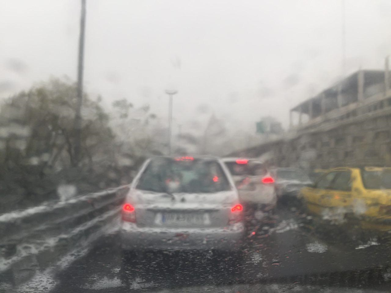 برف و یخبندان حمل‌ونقل تهران را بحرانی کرد/ ترافیک و راه‌بندان در خیابان‌های اصلی و بزرگراه‌ها