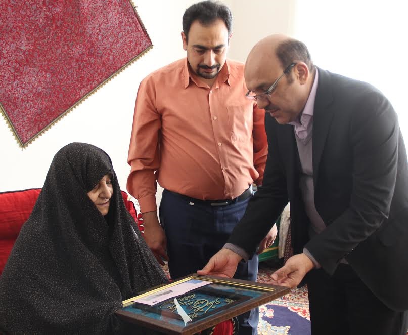 مدیرعامل شرکت توزیع برق استان سمنان:دیدار با خانواده شهدا تجدید بیعت با آرمان های شهیدان است 