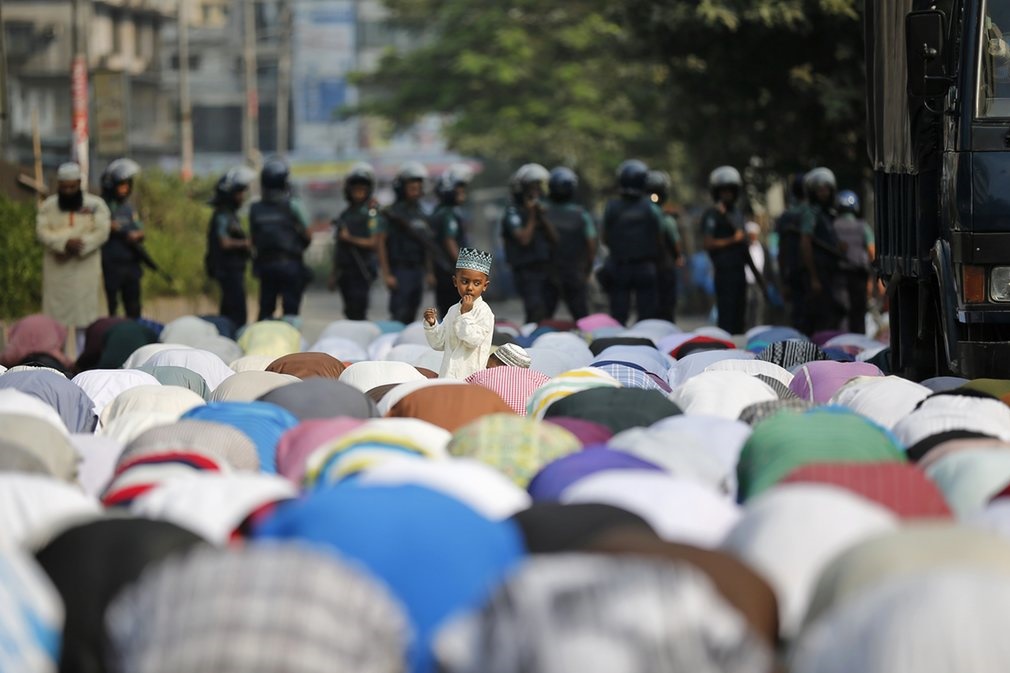 عکس | نمایی جالب از نماز جمعه در بنگلادش