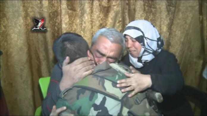 فیلم | لحظه دیدار سرباز سوری با خانواده‌اش در حلب پس از سال‌ها دوری