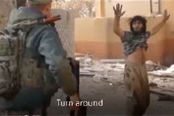 فیلم | لحظه دستگیری یک داعشی در موصل