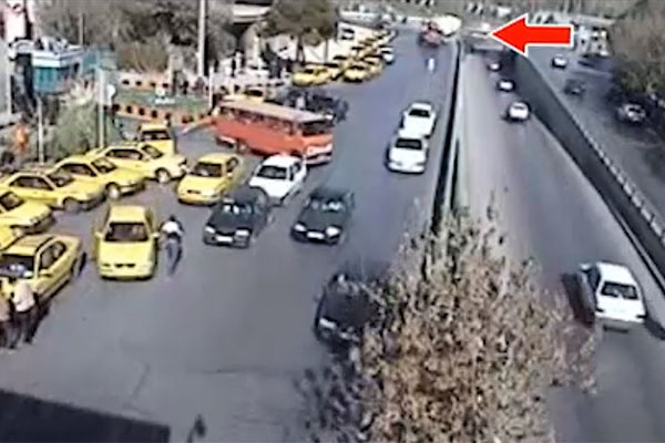 فیلم | لحظه واژگونی خودروی حمل سیمان مقابل ترمینال زاینده‌رود