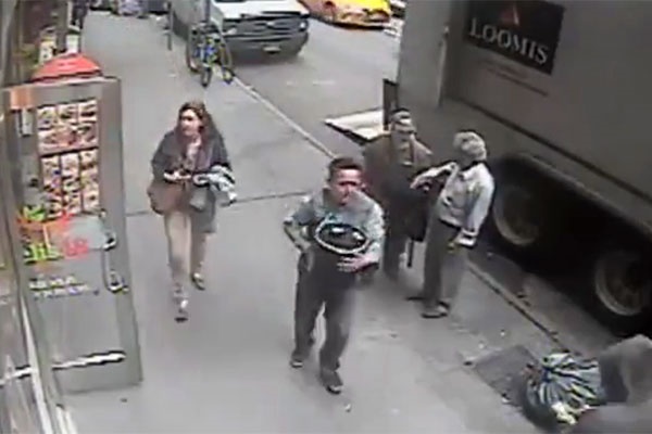 فیلم | سرقت سطل ۳۹ کیلویی طلا در نیویورک