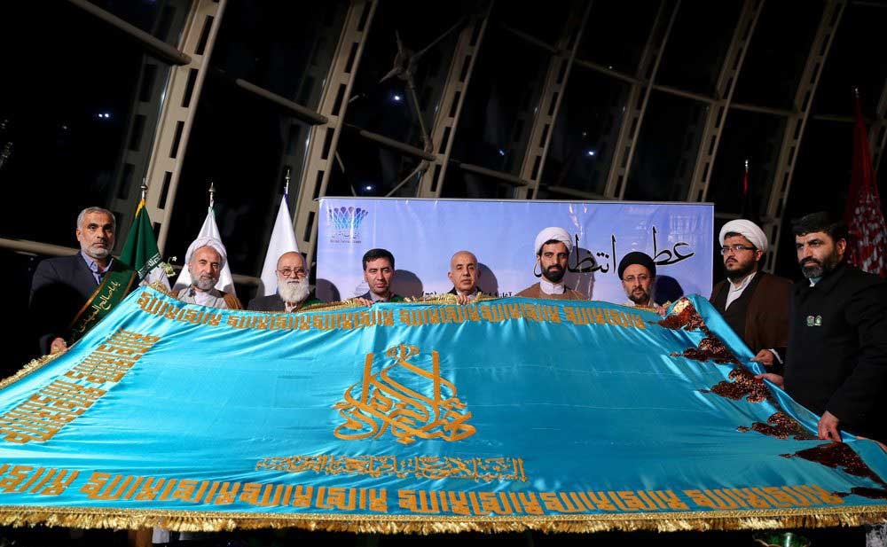 تصاویر | نصب پرچم مسجد جمکران در برج میلاد
