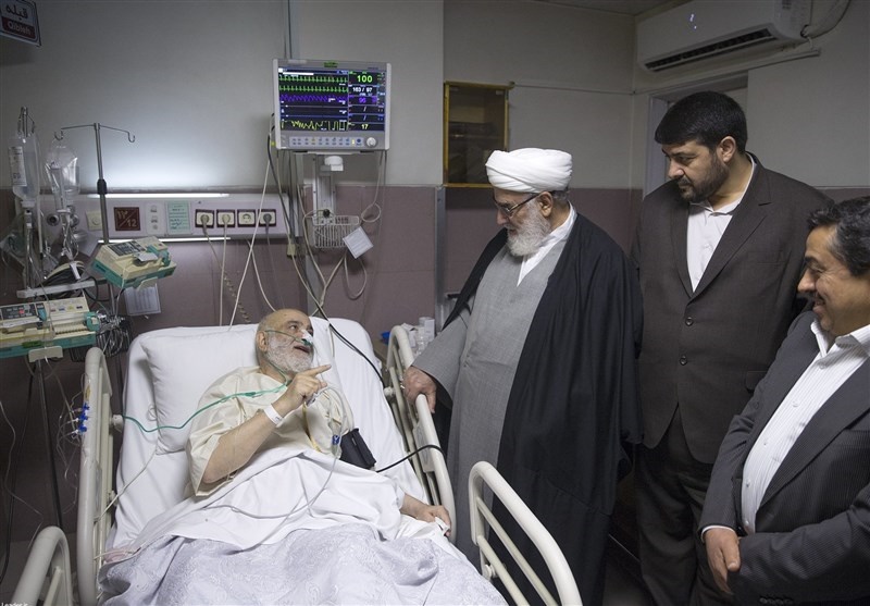 نماینده رهبری از شیخ قرائتی عیادت کرد 
