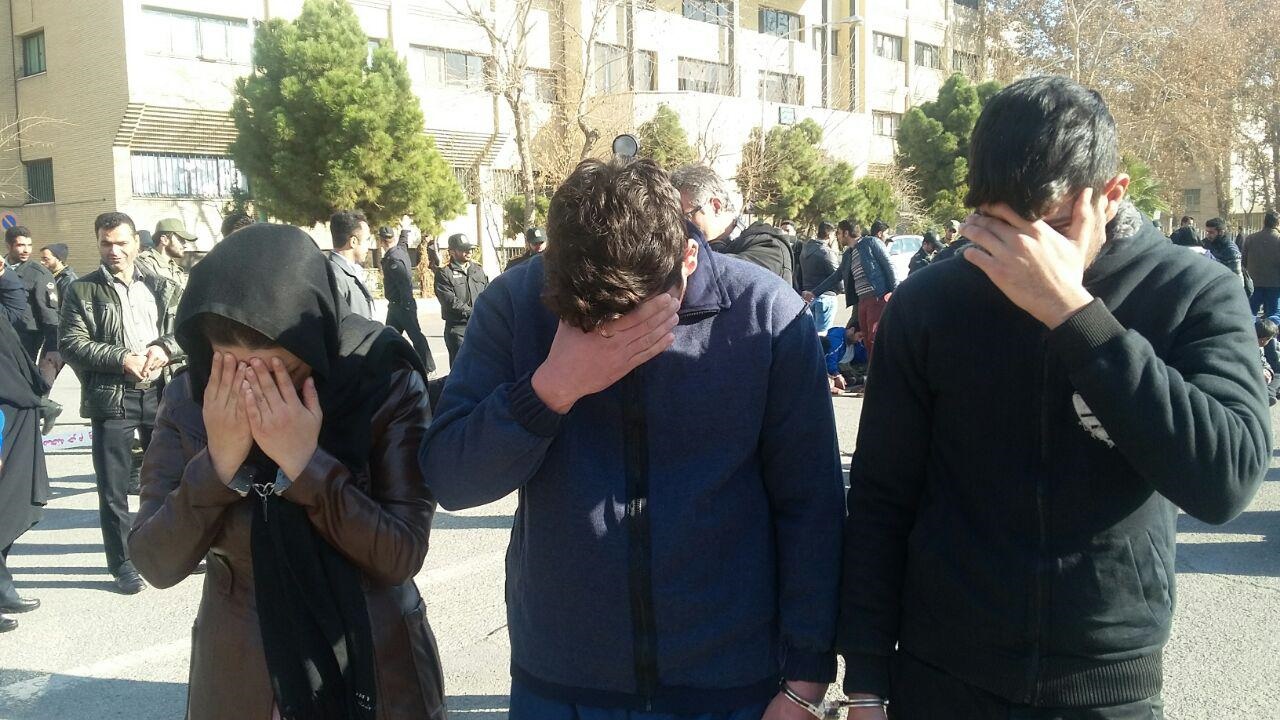 قیچی‌کردن طلا از گردن پیرزن‌ها/ بازداشت باند دزدی پدرزن، مادر زن و داماد  
