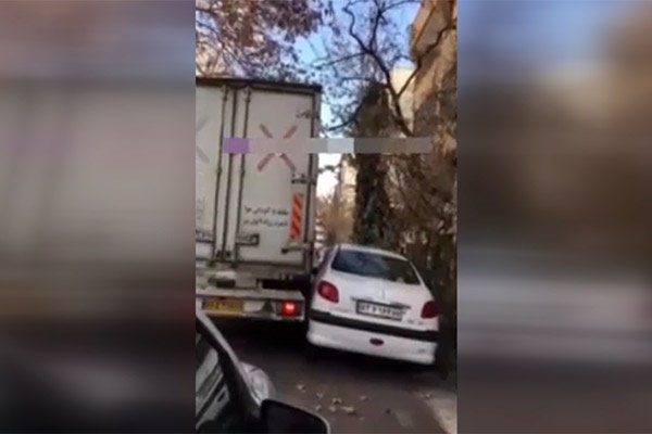 فیلم | حرکت عجیب یک راننده | خسارت زدن به خودروهای پارک شده!