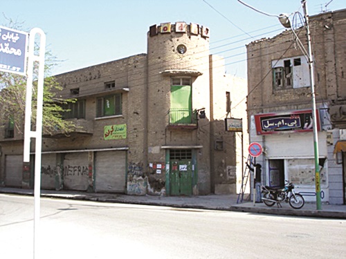عکاسخانه «ژرژ یونانی» رو به ویرانی/ ساختمان تاریخی آبادان را کسی نمی‌تواند بخرد