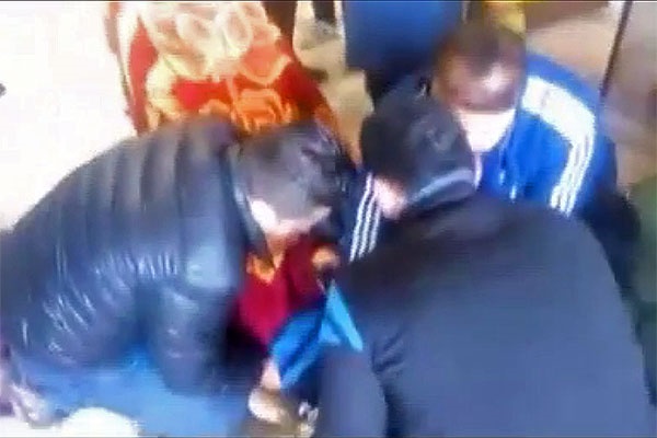 فیلم | مشکل تنفسی یک بازیکن فوتبال در ورزشگاه آزادی مهاباد
