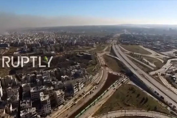 فیلم | خروج تروریست‌ها از حلب از نگاه پهپاد روس