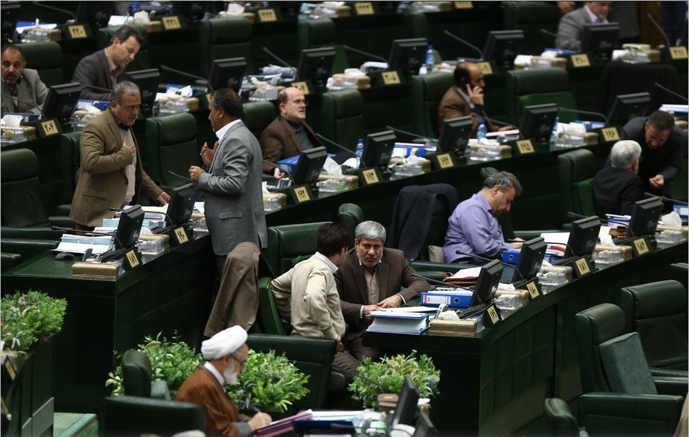 درخواست نماینده اصولگرا از  آملی‌لاریجانی: حرمت شهروندان را حفظ کنید/انتقاد از اخبار وارونه صداوسیما