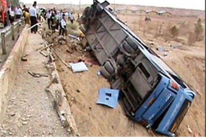 واژگونی همزمان کامیون و اتوبوس‌ مسافربری با ۳۰ سرنشین در همدان