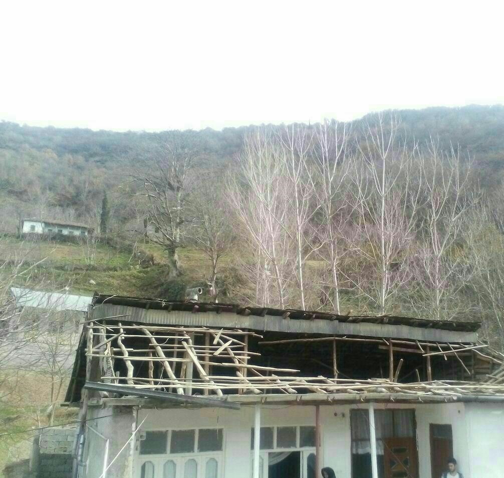 طوفان شرق مازندران را درنوردید/ برق قطع شد، سقف خانه‌ها فرو ریخت