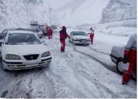 برف و کولاک در گردنه چری کوهرنگ/ تردد با زنجیر چرخ امکان‌پذیر است