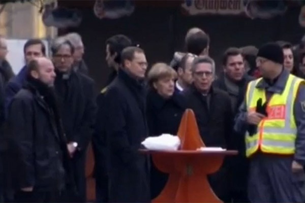 فیلم | آنگلا مرکل به محل حادثه تروریستی در بازارچه کریسمس برلین رفت