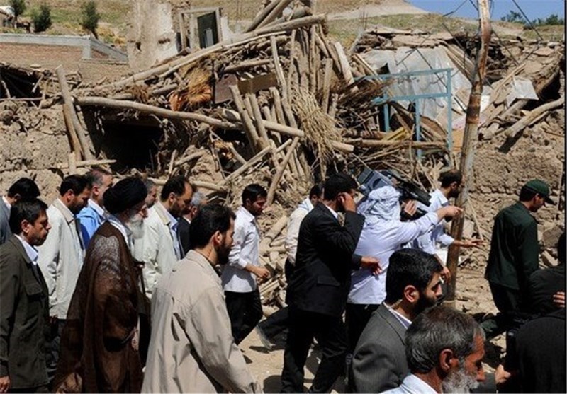 فیلم | حضور رهبر انقلاب با لباس مبدل در مناطق زلزله‌زده بم