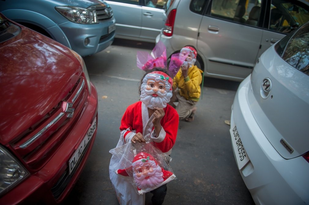 عکس | بابانوئل‌های دستفروش در هند