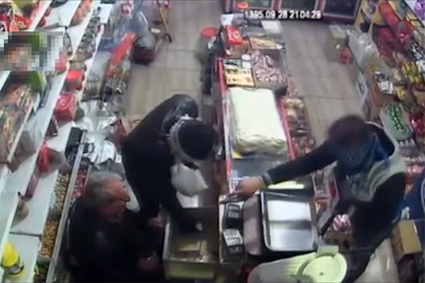 فیلم | سرقت از دو سوپرمارکت در غرب تهران با اسلحه و شمشیر