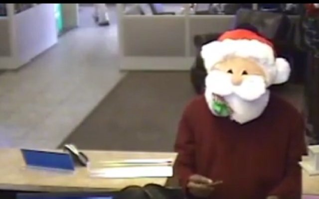 فیلم | نحوه متفاوت سرقت با ماسک بابانوئل | بابانوئلی که از بانک دزدی کرد