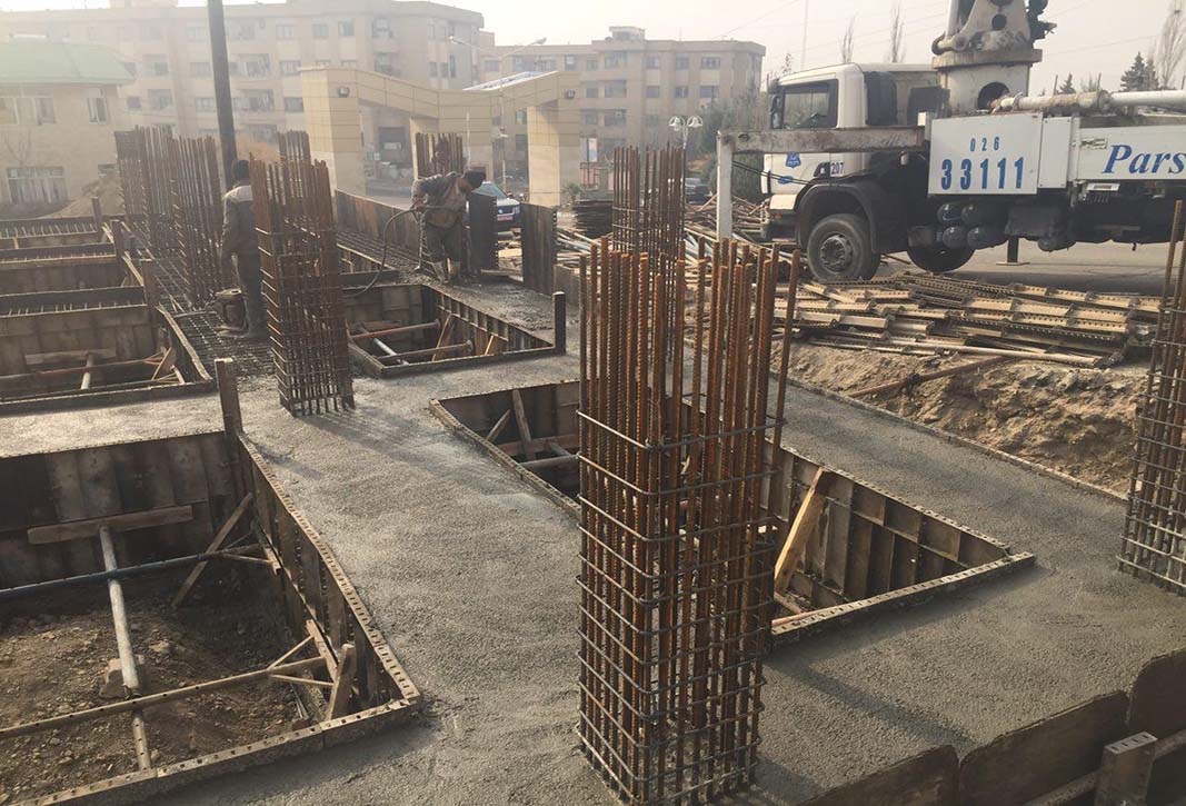 عملیات بتن‌ریزی فونداسیون خوابگاه ورزشی صد تختخوابی کارگران آغاز شد 