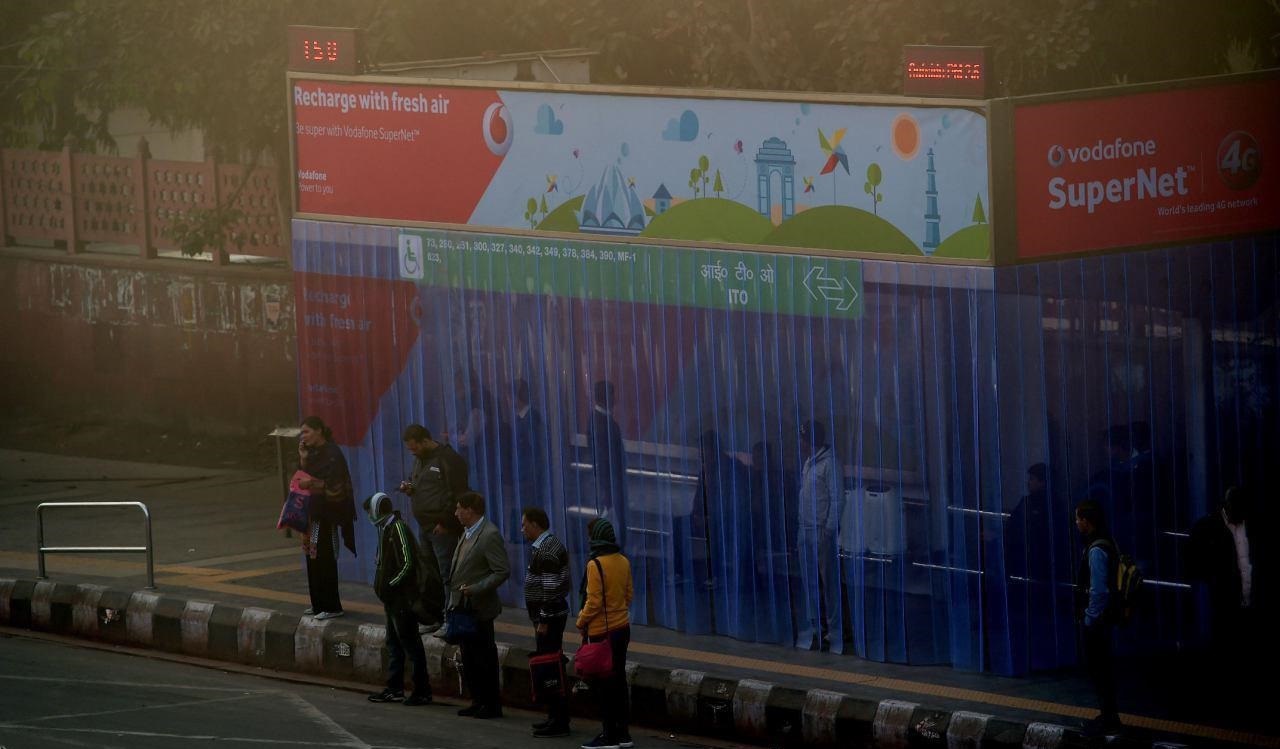 عکس | ابتکار هندی‌ها برای حفاظت از مسافران اتوبوس در مقابل آلودگی هوا