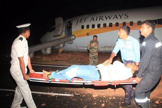تصاویر | انحراف هواپیمای مسافربری هند از باند فرودگاه | ۱۵ سرنشین مجروح شدند