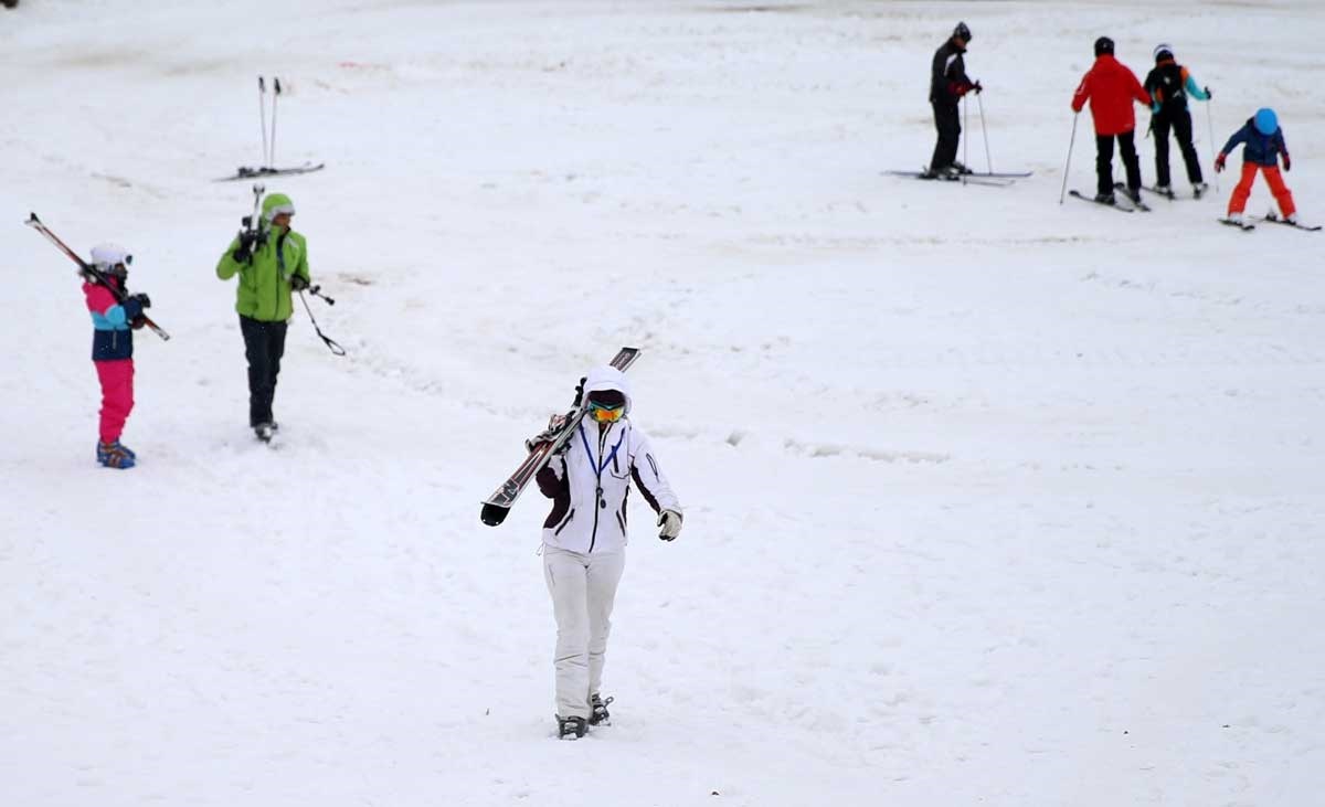 تصاویر | استقبال از پیست اسکی دیزین در سومین روز بازگشایی