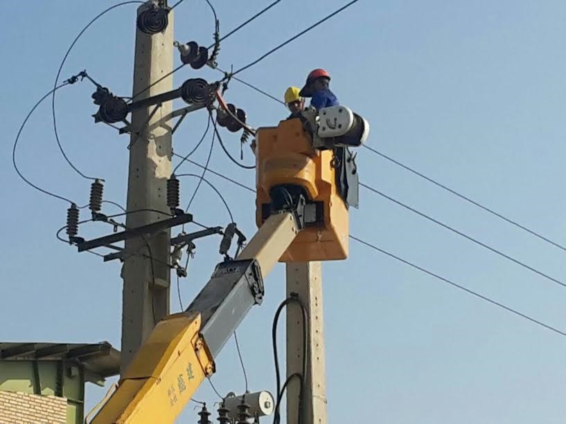 تعمیرات شبکه های توزیع برق شهرک صنعتی علی آباد ایوانکی به روش خط گرم  