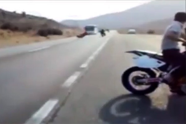 فیلم | تصادف دلخراش موتورسوار جوان با اتوبوس 