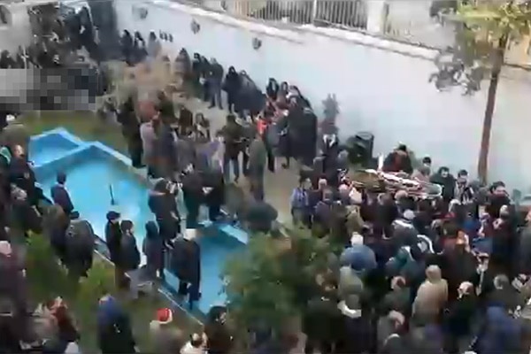 فیلم | خداحافظی هنرمندان با دنیا فنی زاده در خانه سینما | تشییع پیکر مادر کلاه قرمزی