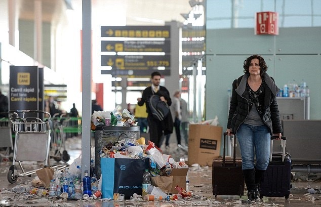 تصاویر | فرودگاهی که به زباله‌دان تبدیل شد | آشفتگی فرودگاه بارسلون پس از اعتصابی ۴۸ ساعته