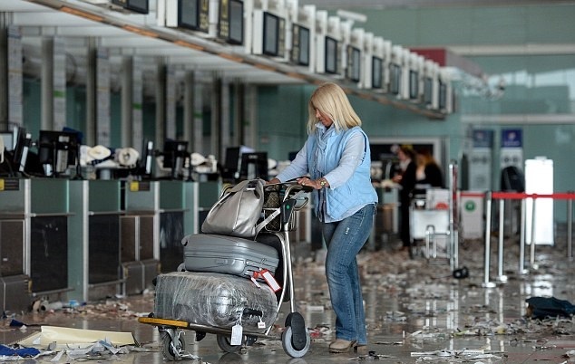 تصاویر | فرودگاهی که به زباله‌دان تبدیل شد | آشفتگی فرودگاه بارسلون پس از اعتصابی ۴۸ ساعته
