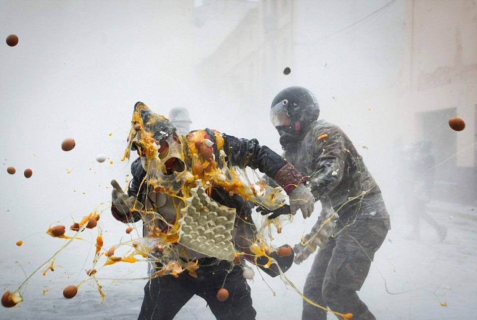 تصاویر | جشنواره‌ای عجیب در اسپانیا | جنگ با تخم‌مرغ و آرد
