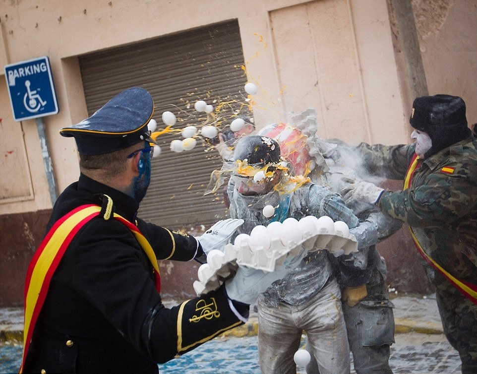تصاویر | جشنواره‌ای عجیب در اسپانیا | جنگ با تخم‌مرغ و آرد