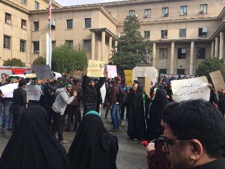 تجمع دلواپسان در دانشگاه تهران و خواندن سرود یار دبستانی /سربندهای سبز و شعارهای ضددولت