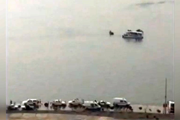 فیلم | امدادگران به دنبال دوسرنشین سانحه سقوط بالگرد در دریاچه چیتگر