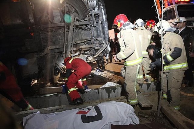 تریلی ترکیه‌ای حامل پلی اتیلن در بزرگراه فتح واژگون شد/ عکس