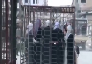 حمل زنان در قفس توسط گروه تروریستی جیش الاسلام