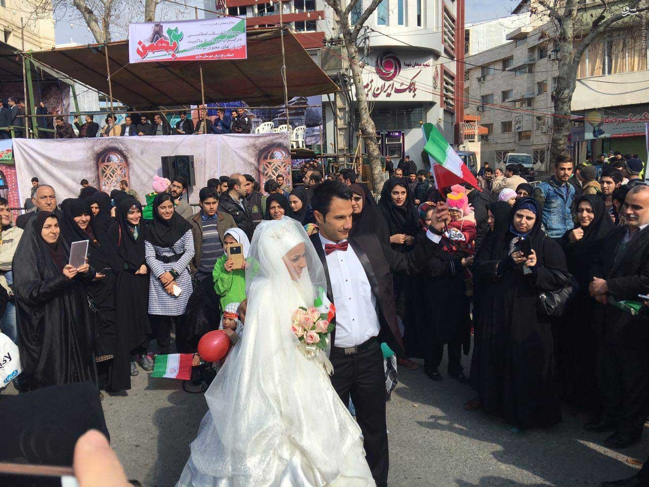 شرکت در راهپیمایی با لباس عروسی/ عکس