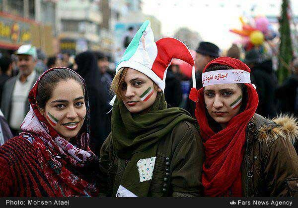 عکس متفاوتی از ۳ دختر شرکت‌کننده در راهپیمایی امروز/ عکس
