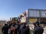  	ساخت وسازهای غیر‌مجاز حریم راه درمحور کردان تخریب شد