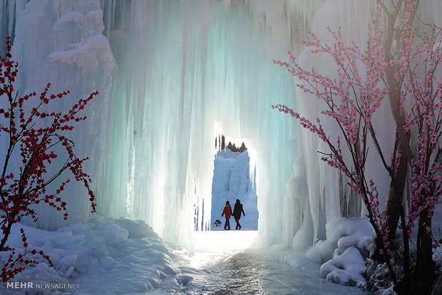 بازدید از آبشار یخ زده در چین