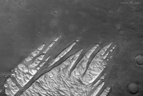 معمای پنجه‌های تیز و سفید بر سطح مریخ/عکس روز ناسا