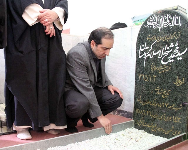 حضور معاون مطبوعاتی وزیر ارشاد بر مزار شهید ماموستا شیخ الاسلام در سنندج