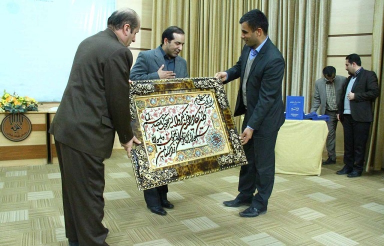 هدیه ای که معاون وزیر از خبرنگاران کردستان گرفت/ تجلیل از حسین انتظامی در سنندج