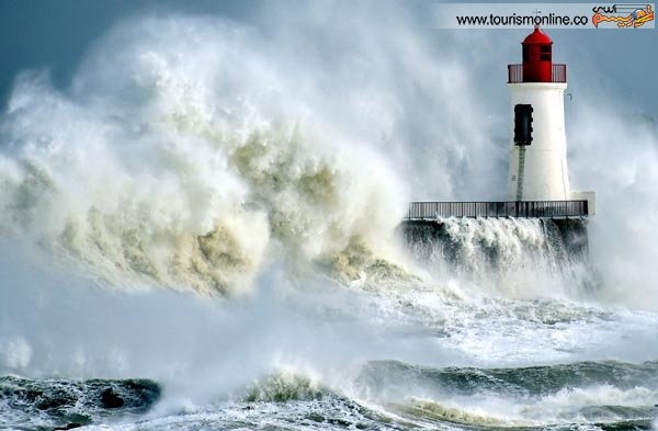 عکس زیبایی از تقابل امواج خشمگین دریا و فانوس دریایی در فرانسه
