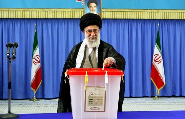 آیت الله خامنه‌ای: اگر رأی سفید دادن موجب تضعیف نظام شود،حرام است/ شرکت در انتخابات واجب عینی است