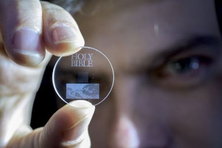 دیسک کریستالی کوچکی که 360 ترابایت اطلاعات را 13.8 میلیارد سال نگه می‌دارد / عکس