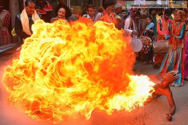 نفس آتشین این مرد هندی/ عکس 