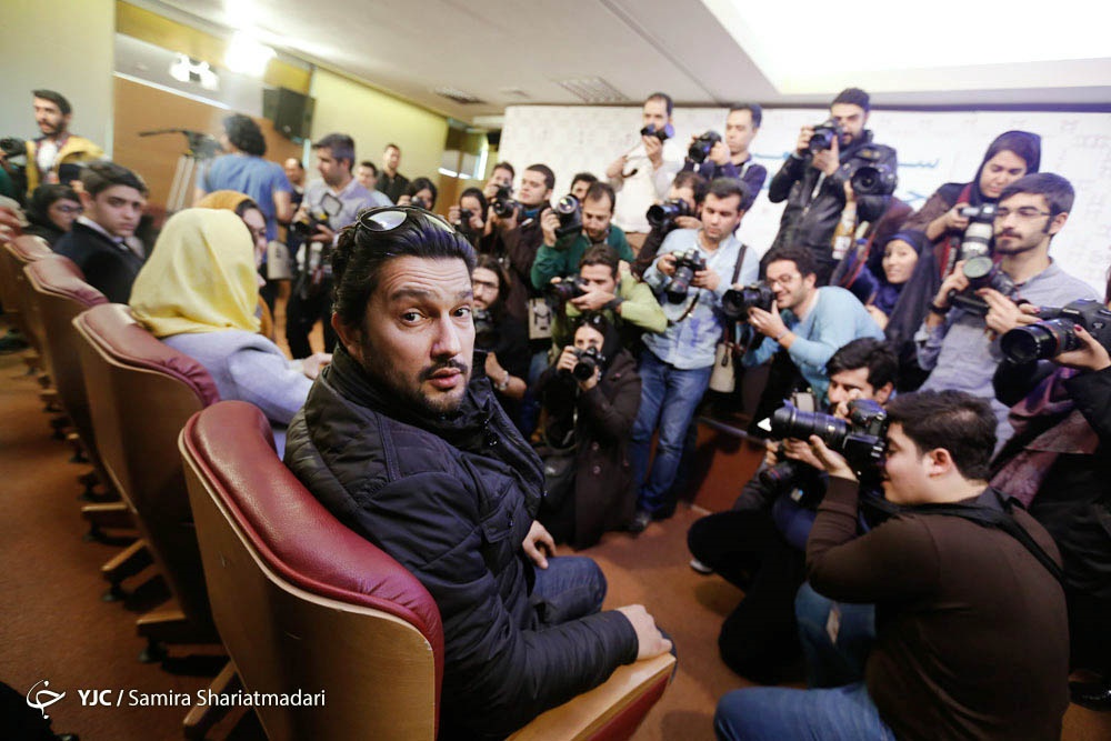 ژست‌های عجیب یک بازیگر در نشست خبری